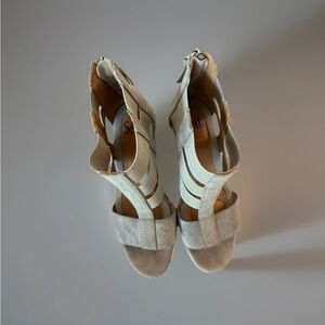 Soft Women’s Gray Neutral Suede Strappy Block Heel Sandals 8.5 M Worn Twice